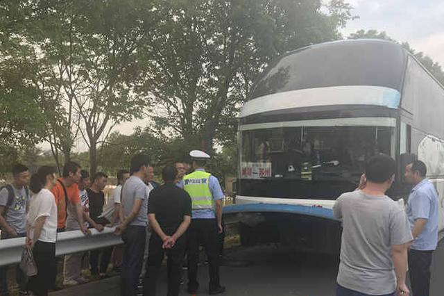 轿车司机恍惚高速追尾大客车 40多名归乡过节乘客被驳载