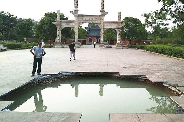 句容葛仙湖公园地面出现局部塌陷 已设置警戒线