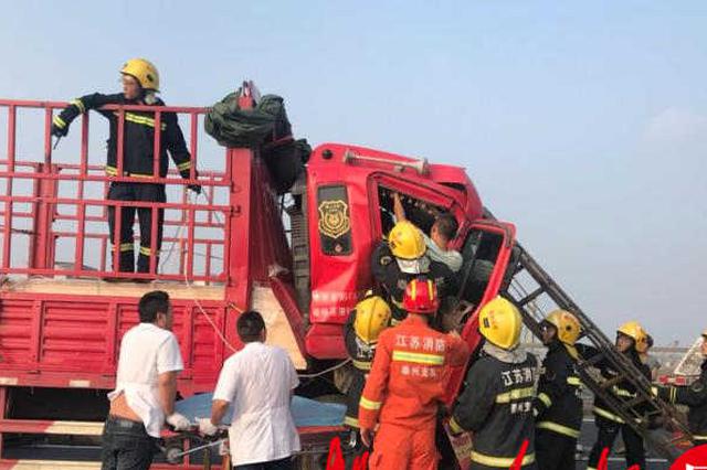 危化品罐车被货车追尾 货车司机被“卡”无法脱身