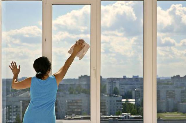 家政工擦玻璃坠楼致残 雇主：我没让她这样擦