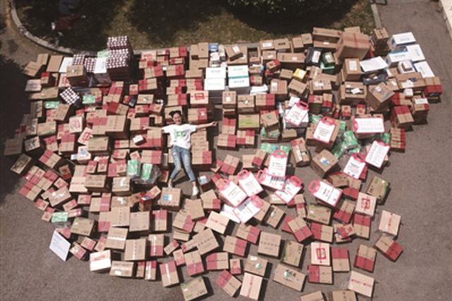 南京大二女生成最幸运的人 转发微博独中618个包裹