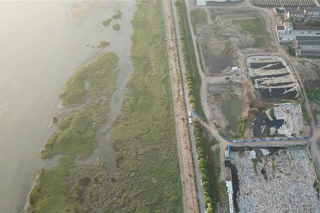 泰兴化工废料非法填埋长江岸边 江苏现场督办整改