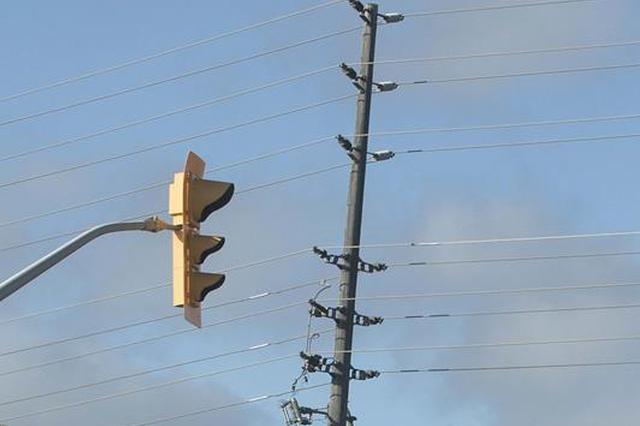 江苏东海：电杆上爬出草根发明家 手握38项国家专利