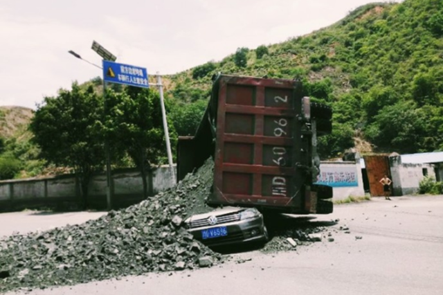 攀枝花一大货车侧翻 6人抢救无效不幸身亡