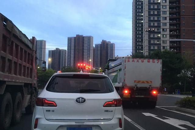 渣土车集体闯红灯 小车司机胆战心惊