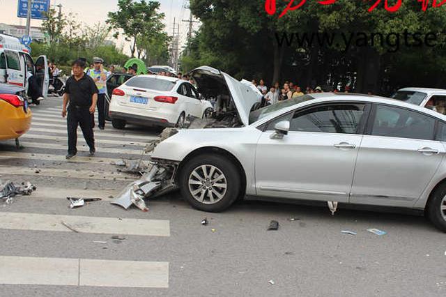 两车路口正面相撞致6人受伤 两司机被判同责