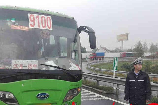 惊险！传动轴突然掉落 大客车抛锚高速堵车几公里