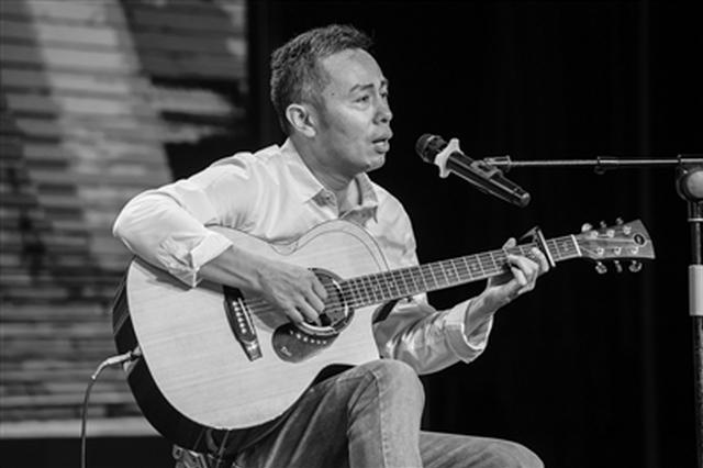 扬大法学院“铁面书记”弹唱改编歌 唱哭毕业生