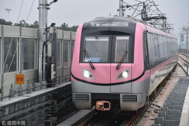 新一代无人驾驶列车在南京下线