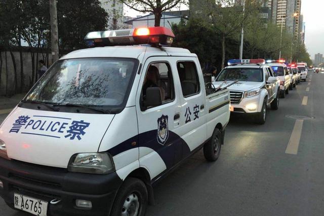 私家车装警用闪灯 遇交警我行我素终被严惩