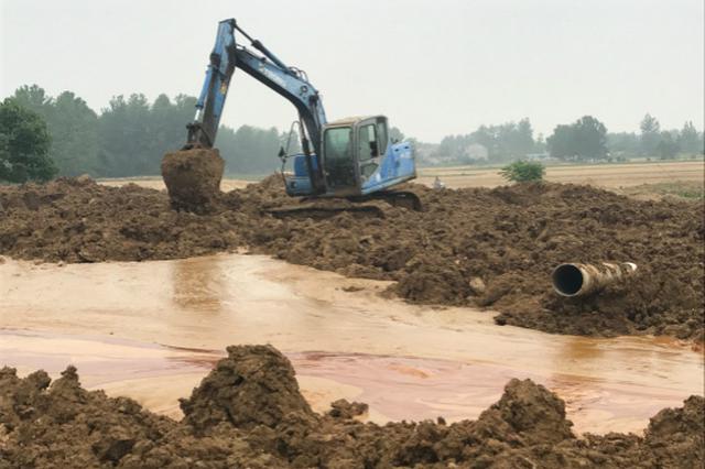徐州、宿迁整改不力 酸洗废水渗坑被发现后就地掩埋