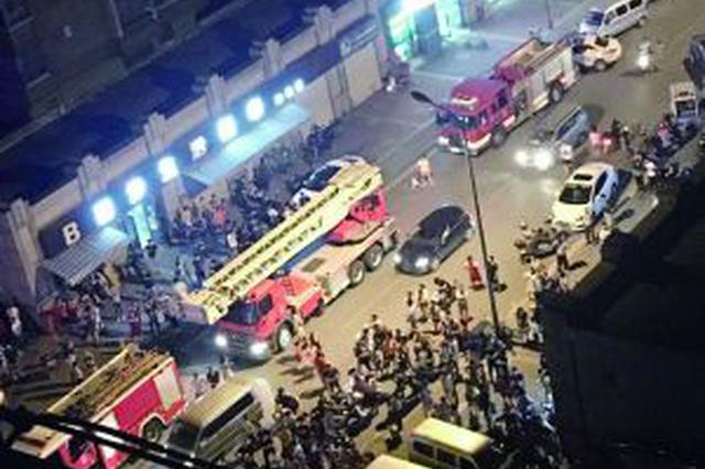 南通一女子欲跳楼轻生 消防公安苦劝3小时救下