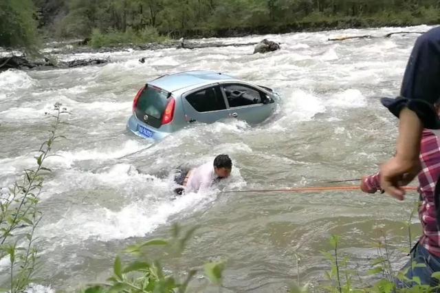 轿车坠入湍急的大渡河 14名淮安老人勇救落水司机