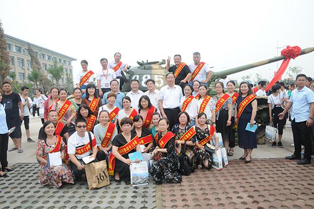 衡水一中邯郸分校把两辆坦克停在门口 编号985、211