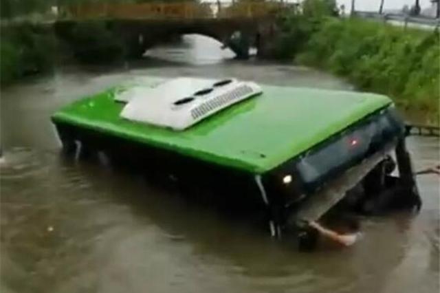 雨天路滑！扬州一客车过漫水公路时落水 致1死2伤