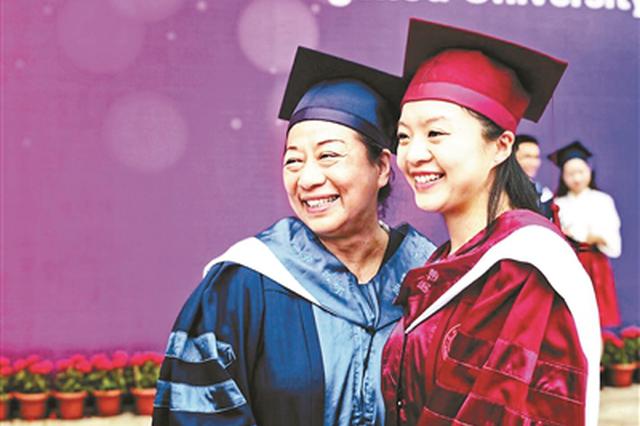母女同天毕业 分获硕博学位