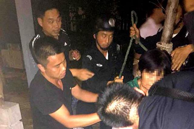 老太赌气跳下护城河 老伴紧跟着跳下去相救