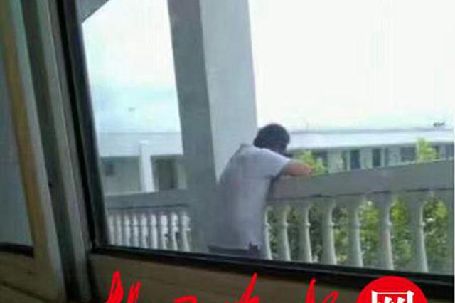 毕业了 教师趴在教室走廊栏杆上背影让人泪奔