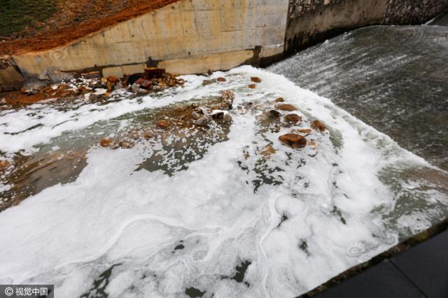 江苏如东现“牛奶河” 涉事排污企业被停产整治