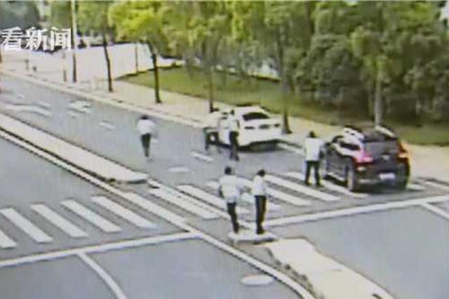 超员小面包车为逃避检查 碾压辅警致其重伤牺牲