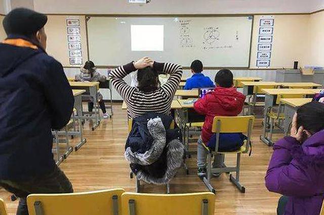 不做作业还顶嘴 11岁男孩被妈妈当众扒光坐到终点站