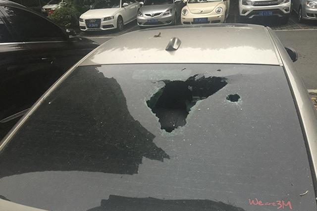 3岁女童25楼阳台扔下玩具和高跟鞋 砸穿轿车后挡风