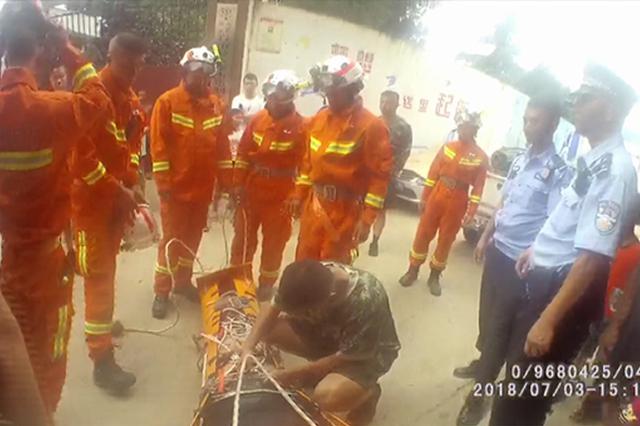 男子因父母不买摩托车欲跳楼 警消“五花大绑”救下