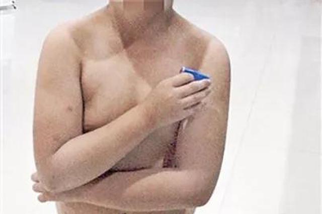 不做作业还顶嘴 公交车上11岁男孩被妈妈当众扒光