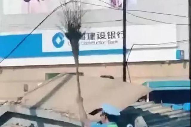 90分钟 交警就这样举着！运用了“神器”