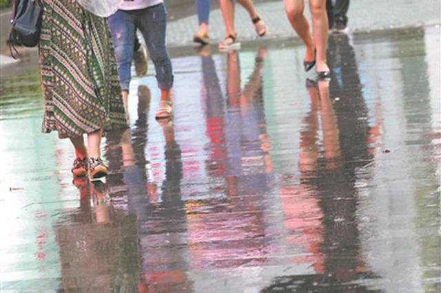 江苏遭“暴力梅”袭击 他们在暴雨中坚守着自己的岗位