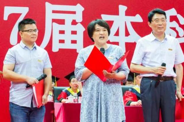 宿管阿姨6年写200多万字小说 教授称以为是作家作品