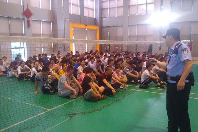 小伙深陷传销 父母千里寻子劝不回