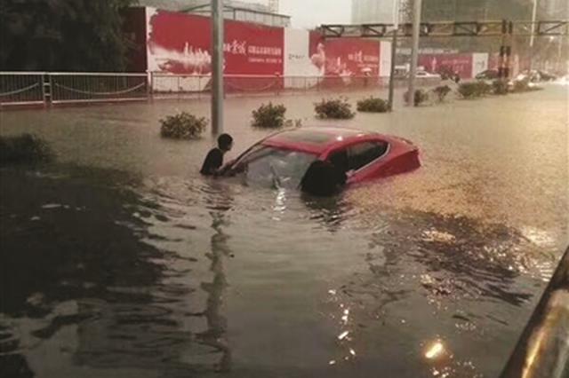 揪心涵洞桥下私家车险被淹 暖心祖孙被困坐执法车回家