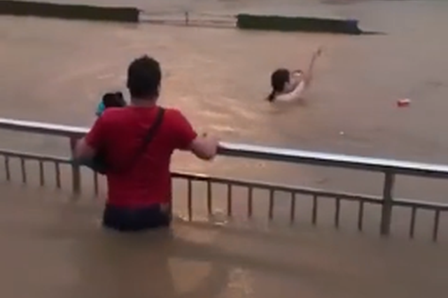 暴雨中小夫妻即将被积水没顶 路人伸出援手