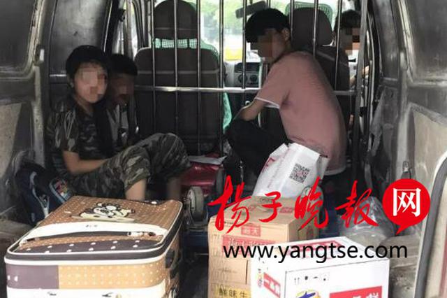 “熊家长”将孩子当“货物”装进封闭车厢