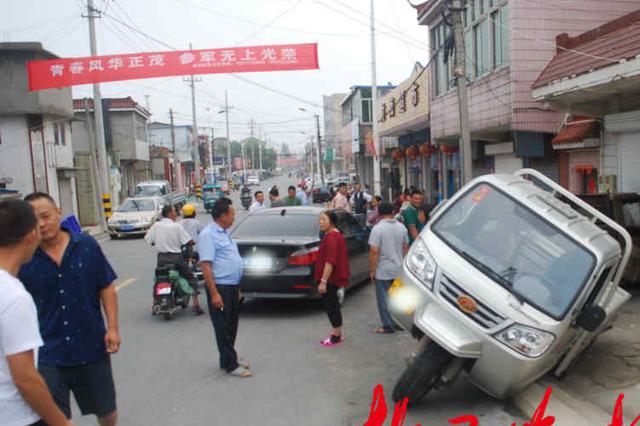 超载闯祸！拖拉机“刹不住”致三车相撞 险开进民宅