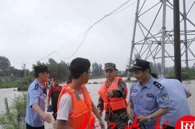仪征大房村30余户居民被困强降水 被警方安全撤离