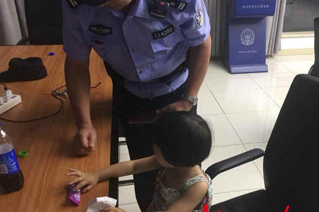3岁萌娃深夜溜出 民警既当“奶爸”又当“导游”