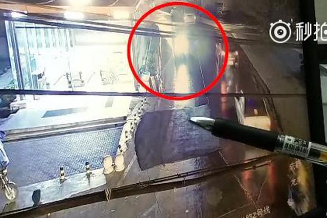 男子不满被分手驾车撞倒女友及其女 砍杀二人后自杀