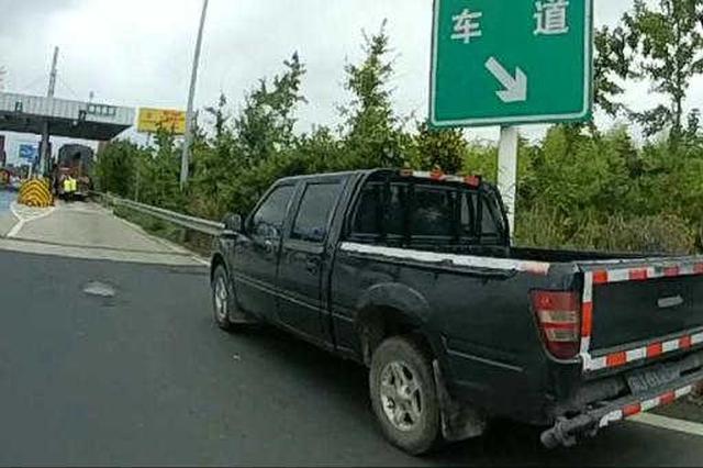 男子无证遇查弃车逃 找人顶包被识破