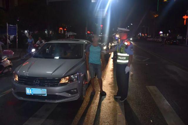 醉驾追尾耍横 男子拳砸两车玻璃