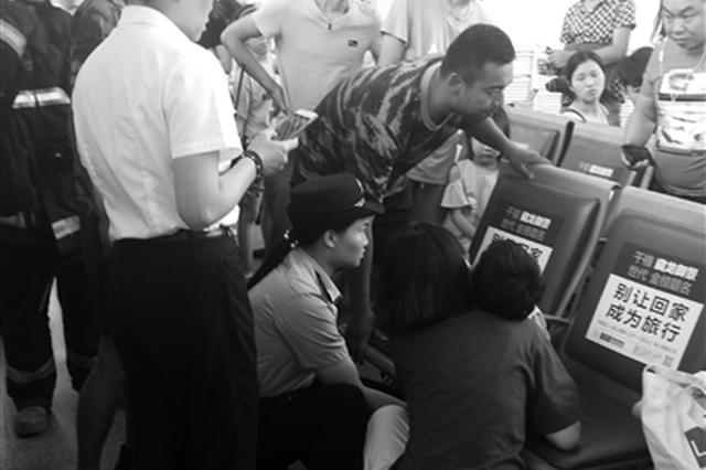 候车室里“熊孩子”腿卡座椅缝 铁警消防合力救出