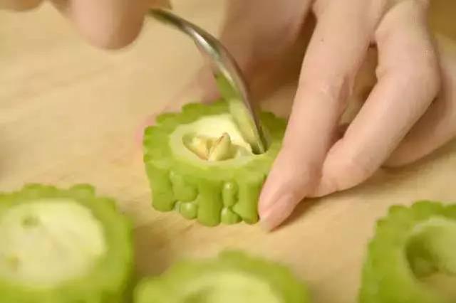 打暑期工未完成业绩 17名学生被罚吃生苦瓜和生鸡蛋