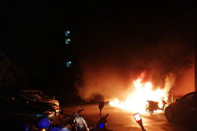 8日凌晨苏州相城一小区发生火情 24辆电动车被烧