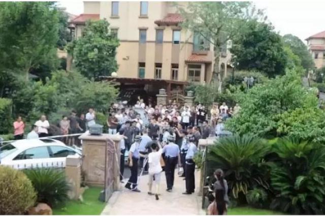 欠债10年不还!豪宅被强制腾房:200个箱子装满名牌