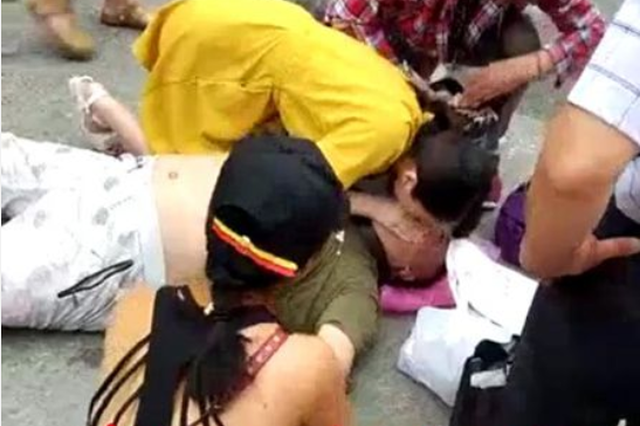 常州高温天气一中年男子昏倒街头 女医生跪地急救