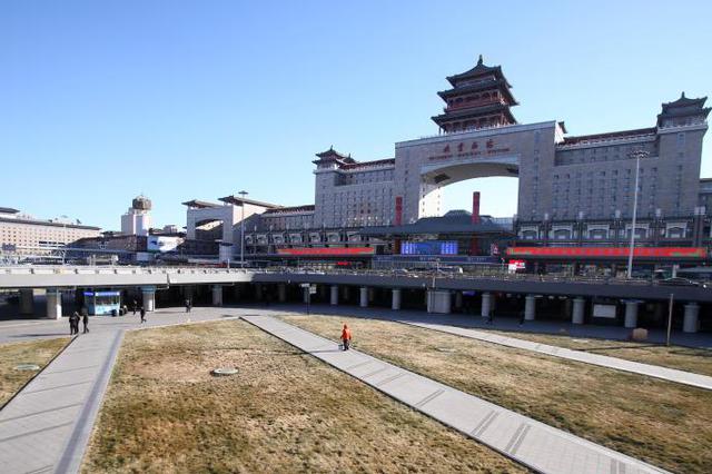 北京西站“高价”停车场设最高封顶价：停车一天360元