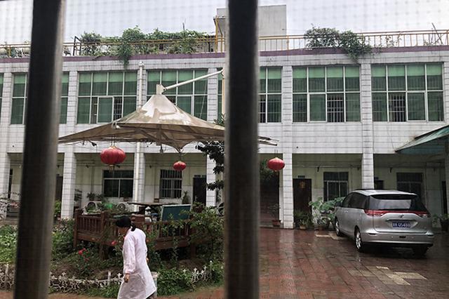 让7名精神病患干活致1人跳楼骨折 医院副院长被撤职