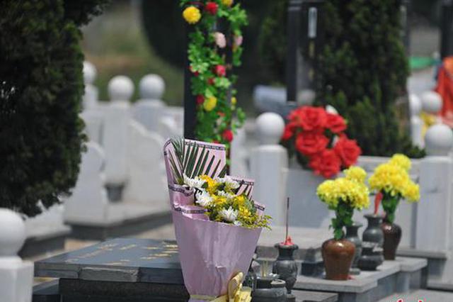 出于报复男子酒后掘墓盗骨灰 被判道歉并赔偿5万元