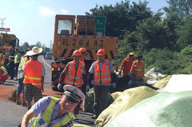 扬溧高速车辆侧翻2人受伤，警民合力近8小时打通道路